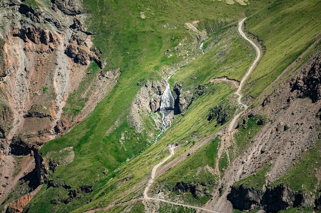 Фото Панорама горного летнего пейзажа удивительная сцена с горным альпинизмом, треккингом и альпинизмом