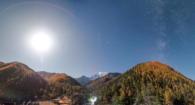 流れ星天の川と国立公園の月と松林のある山のパノラマ