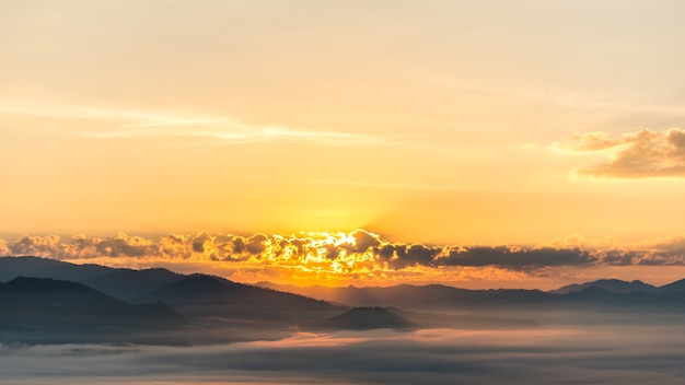 아침과 안개에 sunray와 산의 파노라마