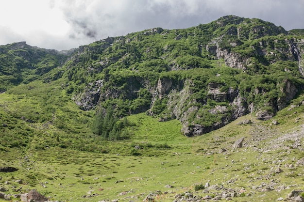 Foto panorama della scena delle montagne sul percorso del ponte di trift nel parco nazionale svizzera, europa. paesaggio estivo, tempo soleggiato, cielo nuvoloso drammatico e giornata di sole