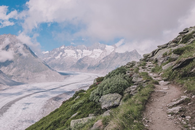 산 풍경의 파노라마, 위대한 Aletsch Glacier를 걷고, 유럽 국립 공원인 Aletsch Panoramaweg를 걷습니다. 여름 풍경, 햇살 날씨, 푸른 하늘과 화창한 날