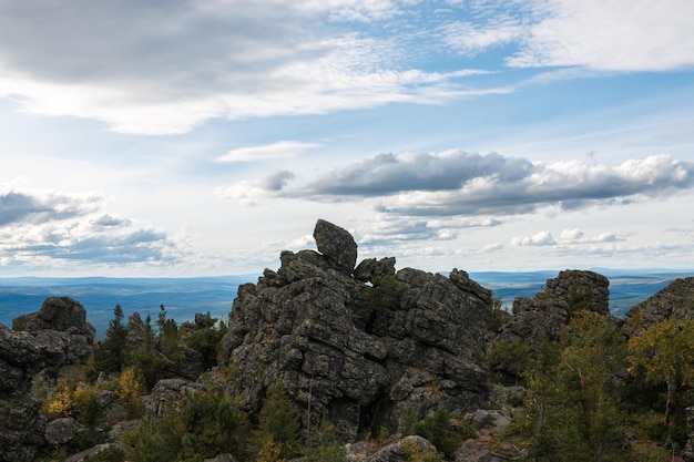 Photo panorama of mountains scenes in national park kachkanar, russia, europe. cloudy weather, dramatic blue color sky, far away green trees. colorful summer day