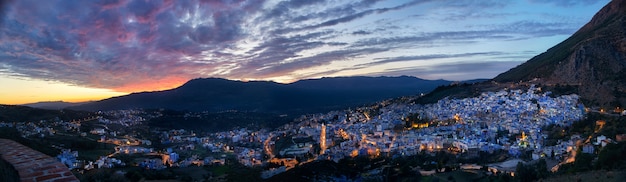 Panorama nacht stad chefchaouen marokko. blauwe stad