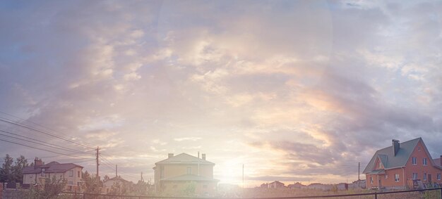 夕焼けのコピースペースの美しい空と新しい村のパノラマ