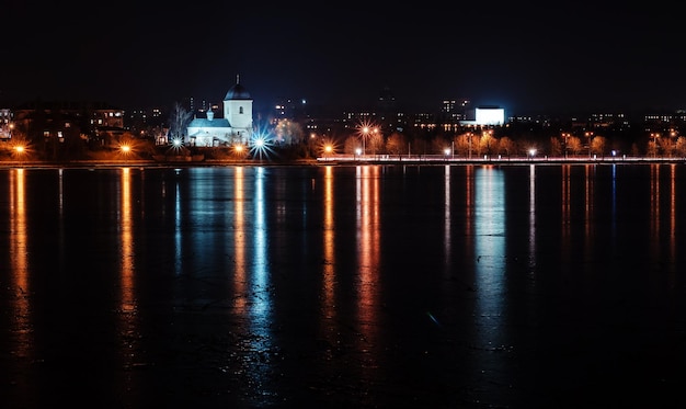 Панорама ночных городских огней и отражений на озере в Тернополе Украина Европа