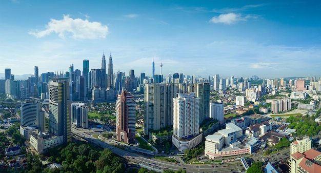 Panorama ochtend luchtfoto van de prachtige skyline van de stad Kuala Lumpur