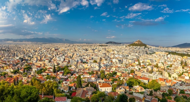 写真 アクロポリスの足からリカベトス山のアテネ ビュー ギリシャ アテネ市内中心部のスカイライン