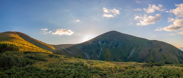 Панорама карпатских гор в летний солнечный день