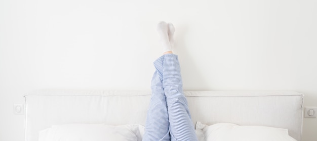 사진 여성 다리의 파노라마 침실에서 침대에 누워 높은 제기
