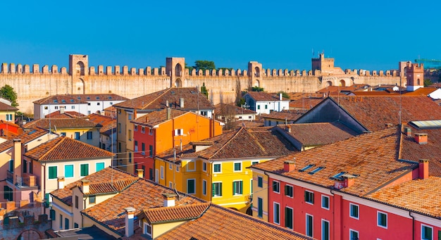 Фото Панорама города-крепости. цветные дома в читтаделле. город-крепость в италии. провинция падуя (padova)