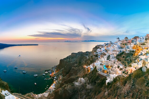 Foto panorama di oia al tramonto, santorini, grecia