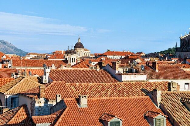 赤い屋根瓦、クロアチアのドゥブロヴニクの旧市街のパノラマ