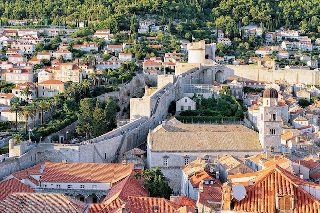 Панорама на Старый город с крепостными стенами в Дубровнике, Хорватия