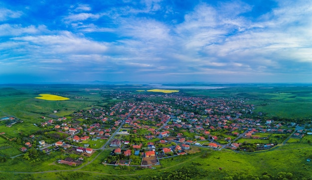 Panorama op stad Burgas met hotels en huizen wordt groen van vegetatie in parken tegen een achtergrond van bewolkte hemel