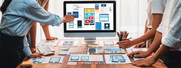 Panorama-opname van het frontend-ontwikkelaarsteam dat brainstormt over UI- en UX-ontwerpen voor mobiele app op laptopcomputerscherm Planning van het ontwikkelteam van de gebruikersinterface voor gebruiksvriendelijk UI-ontwerp Onderzoek