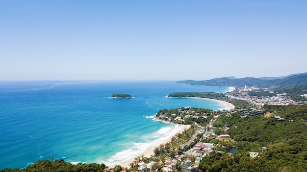 Panorama Phuket uitzichtspunt naar het strand van kata noi