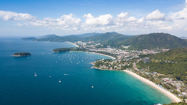 Panorama Phuket uitzichtspunt naar het strand van kata noi