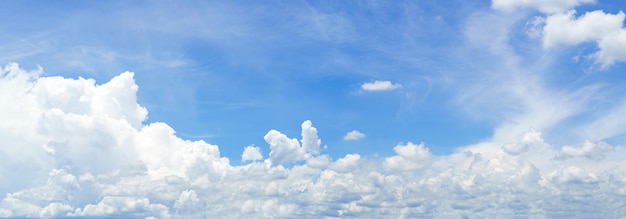 Panorama pluizige wolken tegen in de blauwe lucht