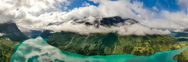 Panorama prachtige natuur Noorwegen natuurlijke landschap. lovatnet meer Lodal vallei.