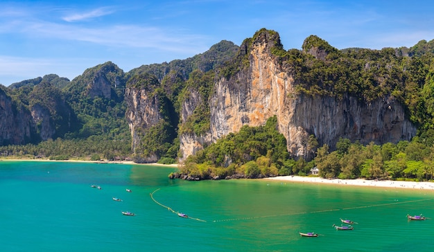 Photo panorama  of  railay beach in krabi in thailand