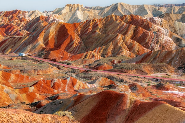 중국의 장예 댄시아 지형 지질공원 (Zhangye Danxia Landform Geological Park) 에 있는 무지개 산의 파노라마.