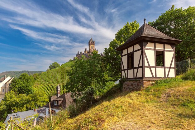 Foto panorama del castello e del vigneto di reichsburg a cochem, bellissima città sul fiume mosella, in germania