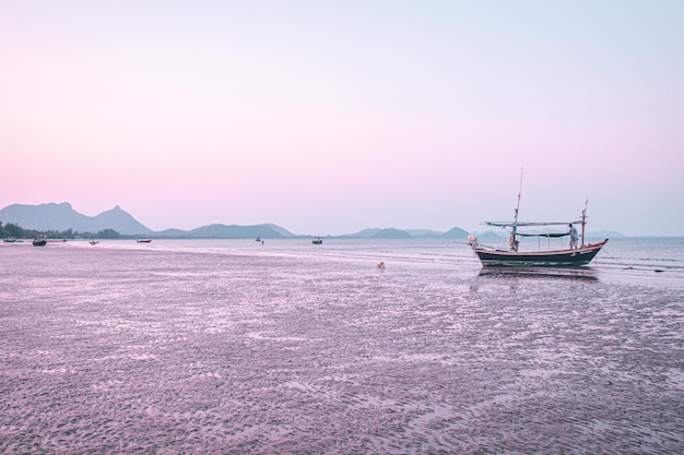 伝統的な漁船と美しい青い海東南アジア タイ海景のパノラマ風景