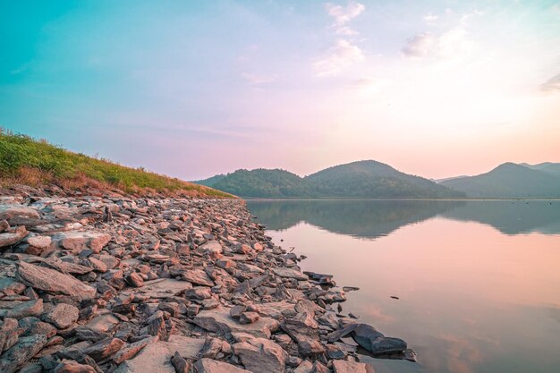 Panorama schilderachtig van bergmeer met perfecte bezinning bij zonsopgang