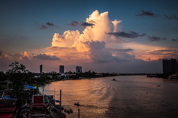 panorama schilderachtig van River Curve tijdens zonsondergang met enorme wolk boven de stad