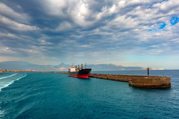 Photo panorama of sea port, heraklion, crete, greece