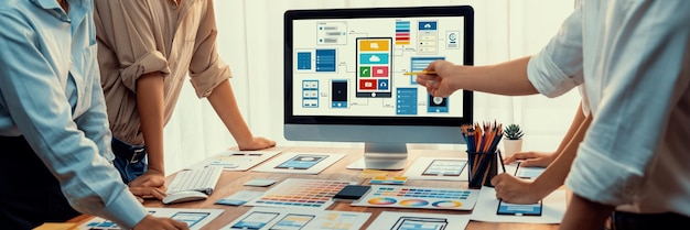 노트북 컴퓨터 화면에서 모바일 앱용 UI 및 UX 디자인을 브레인스토밍하는 프런트엔드 개발자 팀의 파노라마 샷 사용자 친화적인 UI 디자인을 위한 사용자 인터페이스 개발 팀 계획