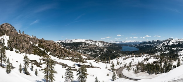 Panorama delle montagne della sierra nevada dal donner pass