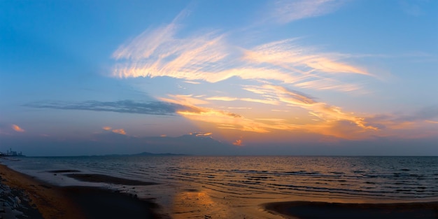 Cielo panoramico durante il tramonto nel cielo crepuscolare sul mare