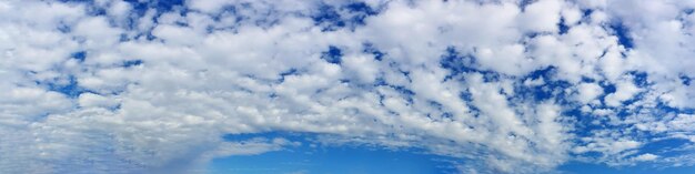 晴れた日の雲のパノラマ空 美しいシルス雲