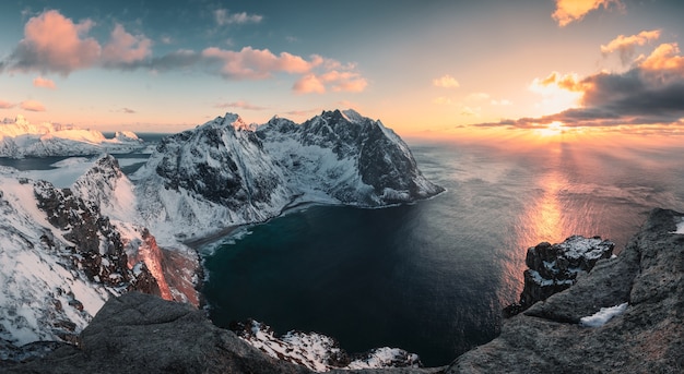 Panorama del tramonto sulla montagna ryten e sulla spiaggia di kvalvika in inverno alle lofoten