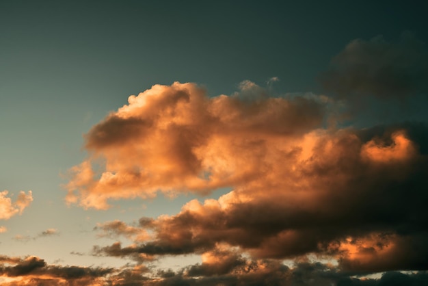 パノラマ夕焼け空と雲の背景