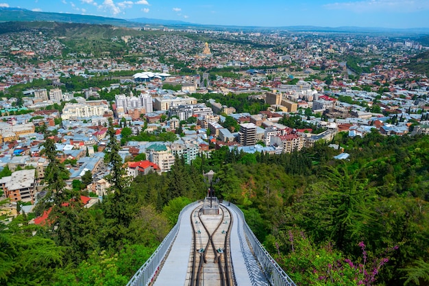 Панорама города Тбилиси с канатной дорогой Грузия