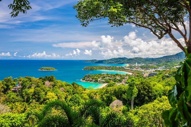 Photo panorama of three bay viewpoint karon kata and kata noi beach are popular tourist destinations in phuket thailand