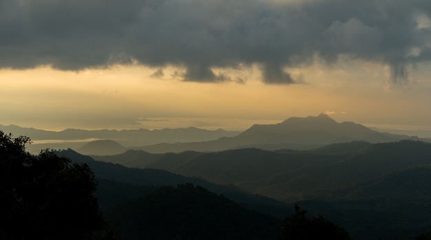 Panorama toneelbergen, nevelig ochtend gouden zonlicht.