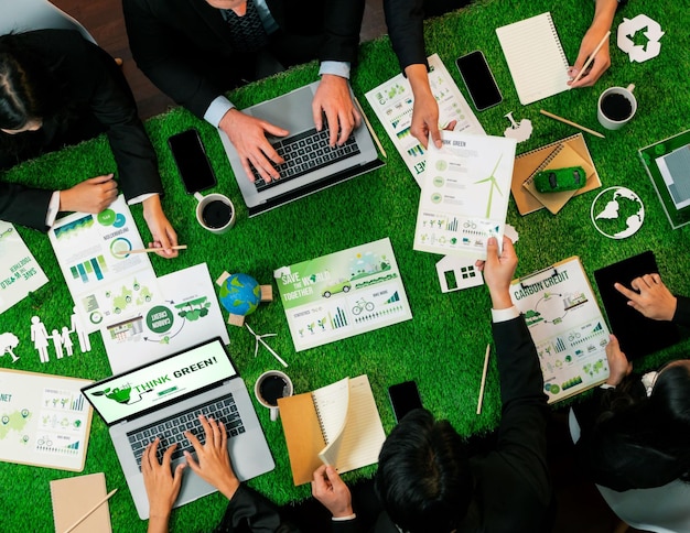 Foto panoramica dall'alto di uomini d'affari che pianificano il marketing aziendale con responsabilità ambientale per un'ecologia più verde il lavoro di squadra produttivo contribuisce alla conservazione della natura e a un futuro sostenibile