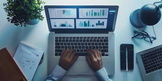 Panorama top view multiracial analist team gebruik BI dashboard display op laptop scherm het analyseren van financiële gegevens voor strategische beslissingen Fintech analyseert marketing indicatoren Concord