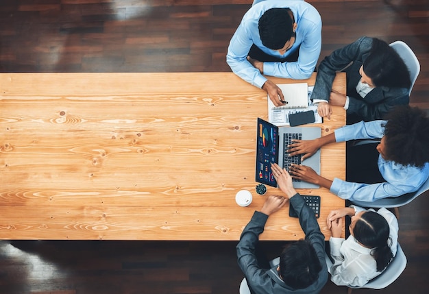 Photo panorama top view multiracial analyst team use bi dashboard display on laptop screen analyzing financial data for strategic decision fintech analyzes marketing indicators concord