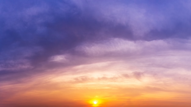 Cielo crepuscolare di panorama e priorità bassa della natura del sole