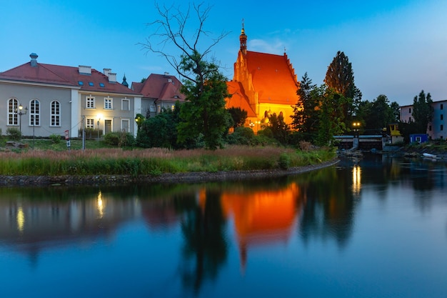 Panorama van baksteen gotische bydgoszcz-kathedraal met bezinning in brda-rivier bij nacht bydgoszcz polen