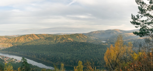 Panorama van bergen in herfstkleuren, natuurlijke herfstachtergrond. Vogelperspectief