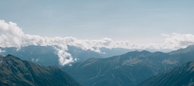 Panorama van bergen met wolken