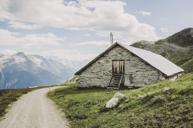 Panorama van bergenscène, route grote Aletsch-gletsjer in nationaal park Zwitserland, Europa. Zomerlandschap, zonneschijn, blauwe lucht en zonnige dag