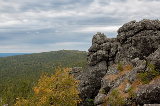 Panorama van bergenscènes in nationaal park Kachkanar, Rusland, Europa. Bewolkt weer, dramatische blauwe kleur lucht, ver weg groene bomen