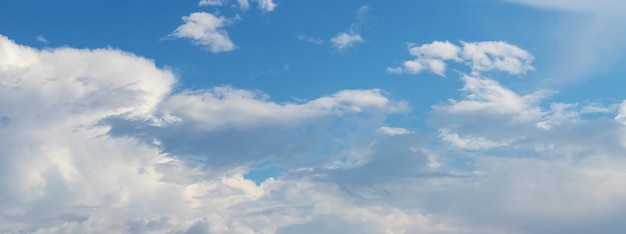 Panorama van blauwe hemel met witte wolken op een zonnige dag