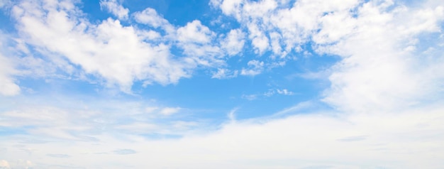 Panorama van blauwe lucht en witte pluizige wolken